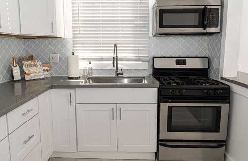 Mid-Wilshire Apartment | Mid City Retreat!