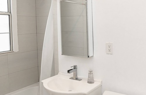 Mid-Wilshire Apartment | Mid City Retreat!