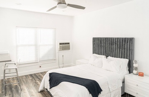 Mid-Wilshire Apartment | Mid City Retreat!