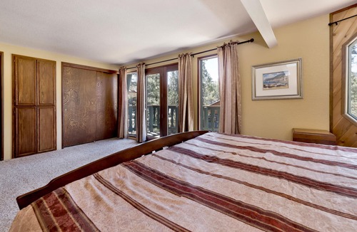 Fox Farm Cabin | Midnight Howl Family Chalet~ Central Fox Farm Cabin~