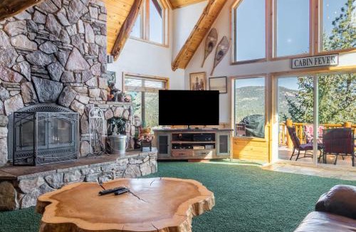 Castle Glen Estates House | Mighty Bear Manor by AvantStay Elevated Cabin w Pine Tree Views Hot Tub Pool Table