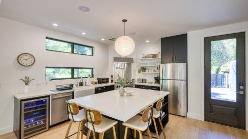 Healdsburg House | Mill Creek by AvantStay Modern Design Patio Hot Tub