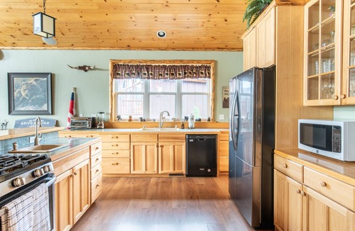 Castle Glen Estates House | Miller's Windsong Retreat - Stay 3 nights pay 2.