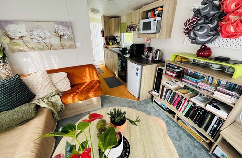 Selsey House | Mindful caravan stay w/one suitcase. Sleeps ≤4. Garden seating, TV-detox + WiFi.