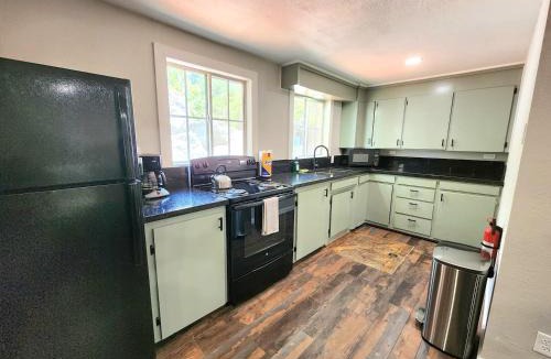 West Village House | Miners Suite-centrally Located In Shaver Lake