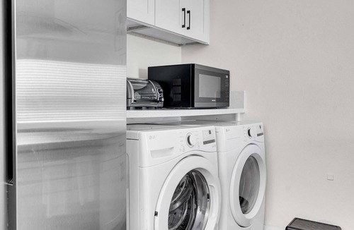 Southwest Anaheim House | Minnie's Marvelous Escape 8 minutes to Disney & Convention Center