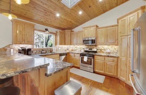Upper Moonridge Cabin | Mins From Lake & Ski Resorts - The Luna Lodge - Air Hockey & Foosball - Peaceful