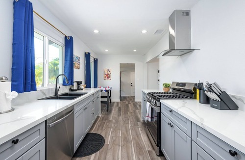 Riverview West House | Mins to Disney! Luxury 4BD Insta Wall & Game Room
