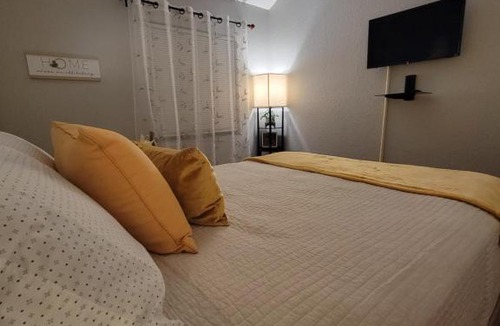 Lawndale House | Minsa - Peaceful Home near LAX DTLA & Free Parking