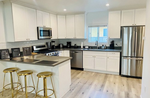 Windsor Square Hotel | Miracle Mile Chic 1 BR Bungalow Apt + Parking