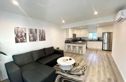 Windsor Square Hotel | Miracle Mile Chic 1 BR Bungalow Apt + Parking