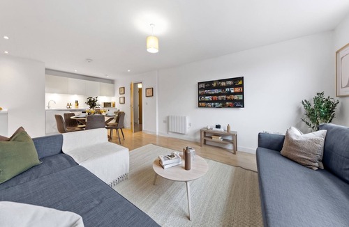 Evelyn Apartment | Modern 1 Bed Apartment w/2 Sofa Beds & Free Parking in Greater London