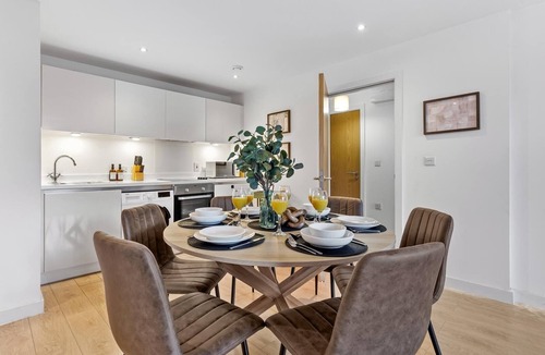 Evelyn Apartment | Modern 1 Bed Apartment w/2 Sofa Beds & Free Parking in Greater London