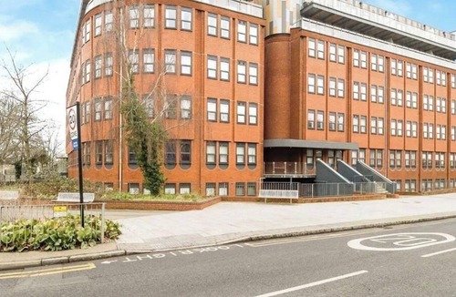 Havering Apartment | Modern 1 bed Flat- 20mins from Central London