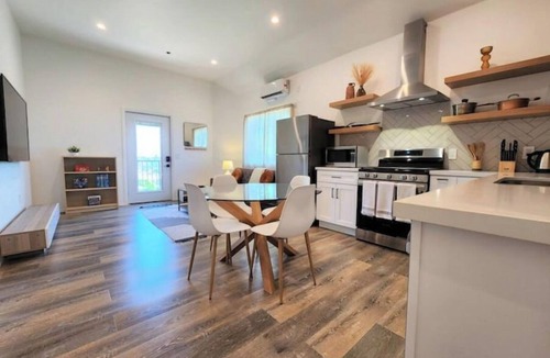 Los Angeles Apartment | Modern 1-bed guesthome close to DTLA with views