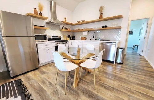 Los Angeles Apartment | Modern 1-bed guesthome close to DTLA with views