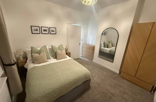 Warwick Town Centre Apartment | Modern 1-Bed near Warwick Castle w/Private Entry & Parking