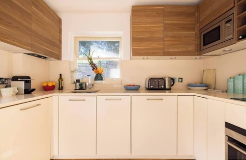 Redcliffe Apartment | Modern 1-bedroom apartment in Earl’s Court featuring a huge private terrace, garden, fully equipped kitchen, and free WiFi. Just 500m from Stamford Bridge and close to the Natural History Museum — perfect for couples or solo travellers.