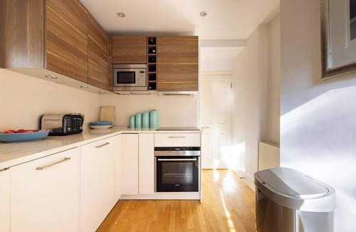 Redcliffe Apartment | Modern 1-bedroom apartment in Earl’s Court featuring a huge private terrace, garden, fully equipped kitchen, and free WiFi. Just 500m from Stamford Bridge and close to the Natural History Museum — perfect for couples or solo travellers.