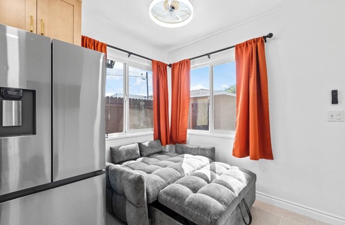 Tustin Apartment | Modern 1B1B Apt Full Kitchen Parking Laundry