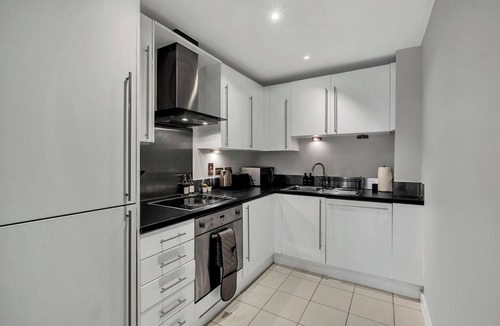 Canning Town South Apartment | Modern 1BR 2 min to Tube O2 & ExCeL
