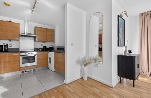 Stratford and New Town Apartment | Modern 2 Bed 2 Bath Stay | Stratford, Olympics Park, ABBA Voyage &City/Sleep 5