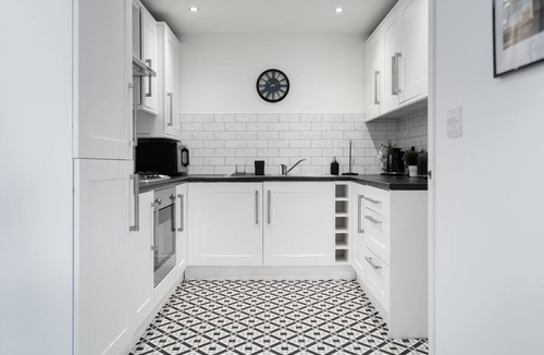 West Bromwich Condo | Modern 2 Bed Apartment close to Birmingham