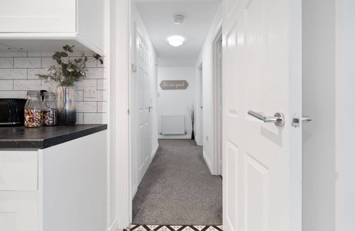 West Bromwich Condo | Modern 2 Bed Apartment close to Birmingham