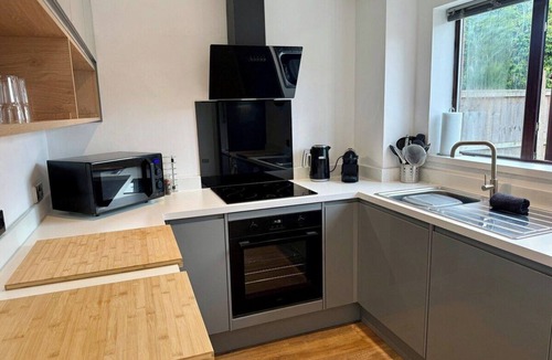 Worcester House | Modern 2-Bed House | Free Parking | Near M5 & City