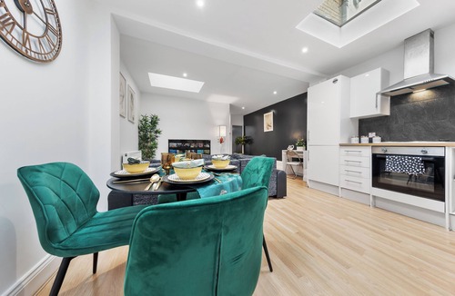 Livesey House | Modern 2-Bed Home with Garden & Free Parking. 15 Mins to Central London!