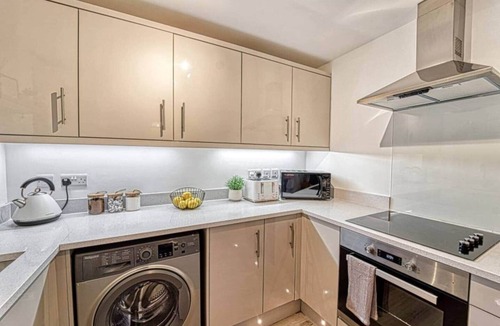 Tewkesbury Apartment | Modern 2-Bed Tewkesbury Apartment + Parking Space