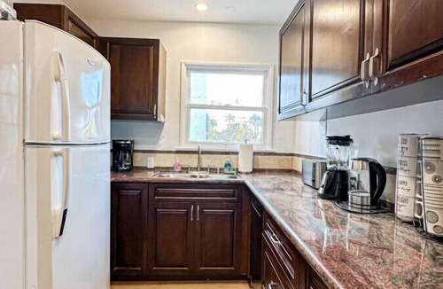 Westwood House | Modern 2-Bedroom Gem Close to Beverly Hills - DOH2