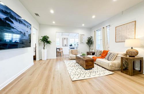 Westwood House | Modern 2-Bedroom Gem Close to Beverly Hills - DOH2