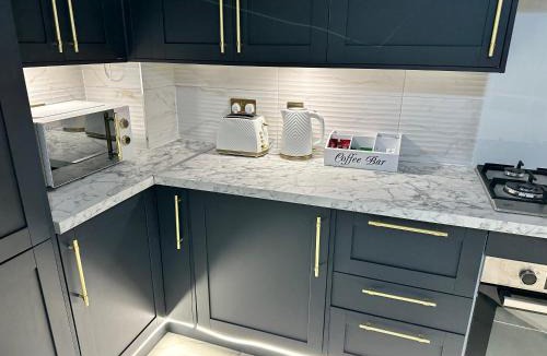 Newham Apartment | Modern 2 Bedroom House Near London City Airport, Excel, O2 & DLR with FREE Parking & Privet Entrance