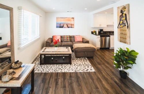 Wilshire Apartment | Modern 2 Strory One Bedroom Close to Downtown LA With Parking