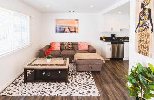 Wilshire Apartment | Modern 2 Strory One Bedroom Close to Downtown LA With Parking