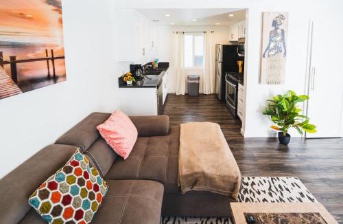 Wilshire Apartment | Modern 2 Strory One Bedroom Close to Downtown LA With Parking