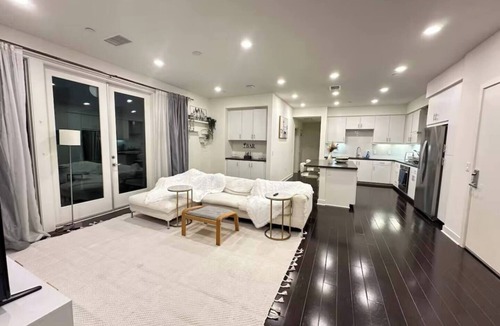 Westpark Apartment | Modern 2b2b Home w Pool/Gym
