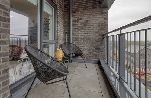 Shephall Apartment | Modern 2BD Apt w/Balcony and Parking - Near London