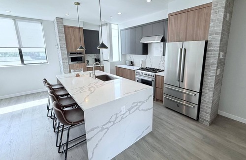 Valley Village House | Modern 2BD3.5BA +Bonus room near Universal Studio