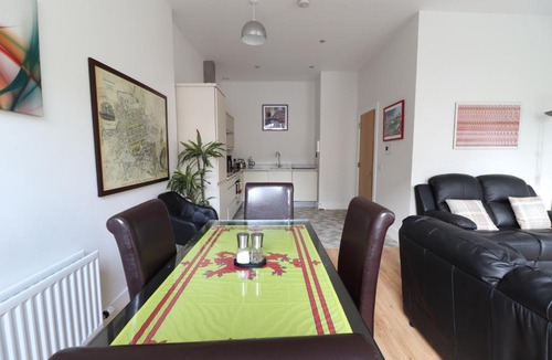 West End Apartment | Modern 2bed 2bath flat near Princes street