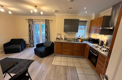 Harlington Apartment | Modern 2BR 2BA, Free Parking, 8 to 15 mins from any Heathrow Terminal
