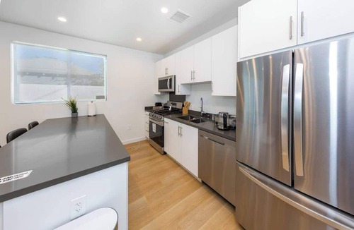 Mid City House | Modern 2BR Back House w/TVs & Full Kitchen