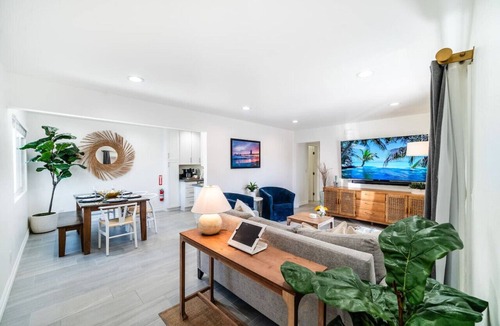 Huntington Beach Condo | Modern 2BR Condo, Steps to Ocean, BBQ, Surfboard, XBOX & Ps4, E-bikes, Pets OK