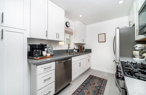 Huntington Beach Condo | Modern 2BR Condo, Steps to Ocean, BBQ, Surfboard, XBOX & Ps4, E-bikes, Pets OK