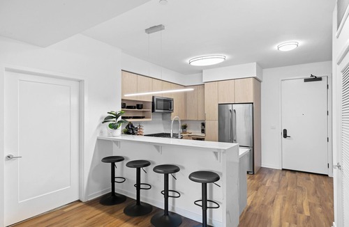 La Brea Apartment | Modern 2BR + Den ,2 king and 1 Queen beds w/Pool & 2 Baths Sleeps 4–6