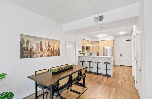 La Brea Apartment | Modern 2BR + Den ,2 king and 1 Queen beds w/Pool & 2 Baths Sleeps 4–6