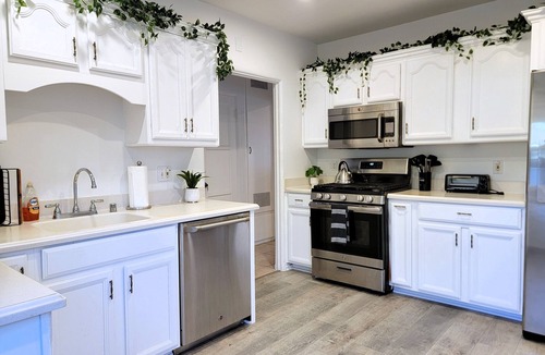Beverly Hills House | Modern 2BR Home Near Beverly Hills w Cal King bed Yard & BBQ. Near attractions!