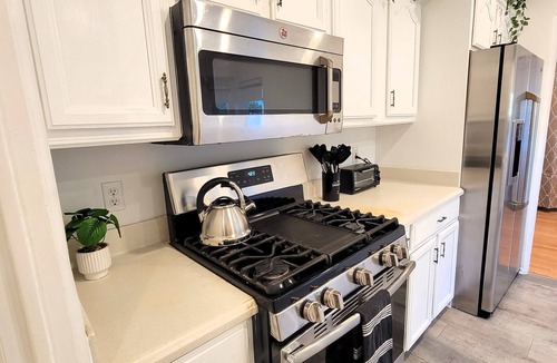 Beverly Hills House | Modern 2BR Home Near Beverly Hills w Cal King bed Yard & BBQ. Near attractions!