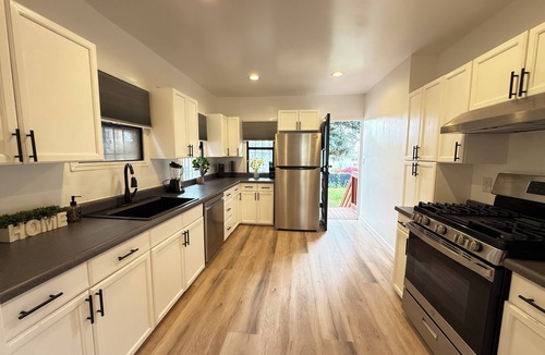 Little Armenia Hotel | Modern 2Br + Sofa Bed + 2Bth in Miracle Mile